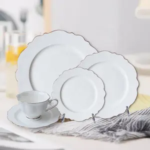 欧洲风格的时尚餐具套装白色陶瓷板和咖啡杯