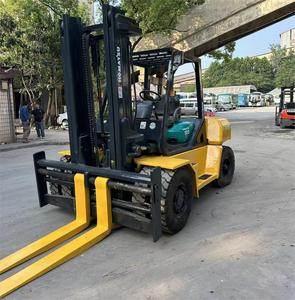 Montacargas Usado Komatsu 100 TCM FD100 de 4 Ruedas con Desplazador Lateral Hidráulico, 10 Toneladas, Diésel, Neumáticos Sólidos, Diseño Original Nuevo, Modificable - Product Image 6