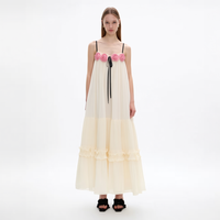 Robe longue superposée personnalisée OEM ODM pour femme, couleur ivoire, bretelles spaghetti, applique rose, ruban noir à nouer, idéale pour les tenues de villégiature