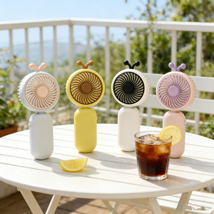 ผู้ผลิ<span class=keywords><strong>ต</strong></span>ขายส่ง พัดลมมือถือรุ่นใหม่ปี 2026 เหมาะสำหรับใช้งานกลางแจ้ง <span class=keywords><strong>ราคา</strong></span>ถูก น่ารัก รูปทรงผึ้ง พัดลมขนาดเล็ก ชาร์จ USB - Product Image 3