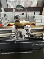 CD6241 est utilisé pour l'usinage industriel d'arbres de tournage de taille moyenne pour tours à moteur avec corps de lit de trempage par induction