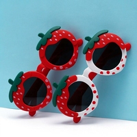 Nouvelles lunettes de soleil polarisées UV400 pour enfants, motif fraise, monture intégrale, tendance, haut de gamme, vente en gros pour garçons et filles