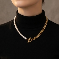 Collier ras du cou tendance en acier inoxydable plaqué or 18 carats PVD, demi-perles d'eau douce et demi-chaîne cubaine