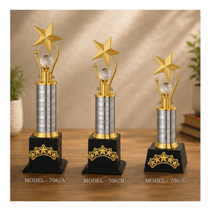 Trofeo Estrella Modelo 706 de Metal Fundido a Presión con Bola de Cristal y Base de Madera para Deportes y Juegos, Listo para Grabar, Portátil - Product Image 1