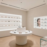 Présentoir Optique Moderne Blanc Courbé de Luxe avec Éclairage LED, Vitrine à Lunettes à Niveaux pour Magasin de Détail et Showroom