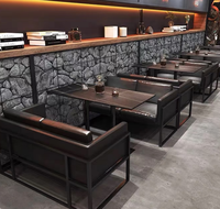 Ensemble de meubles de bar industriels modernes : fauteuil lounge en cuir de luxe et table sur piétement en marbre pour boîte de nuit