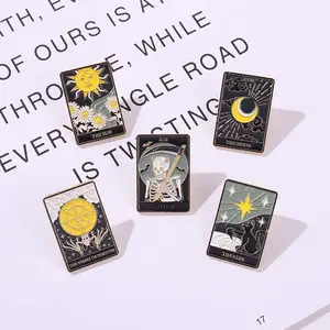 Stock tarocchi smalto Pin Custom Sun Moon Stars Gothic scheletro spille risvolto distintivi borsa Punk Dark Witch Pins Cat Tarot Card Pin