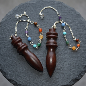 Péndulos de Madera de Palisandro con Piedras Preciosas Talladas y Cadena de Chakra - Product Image 2