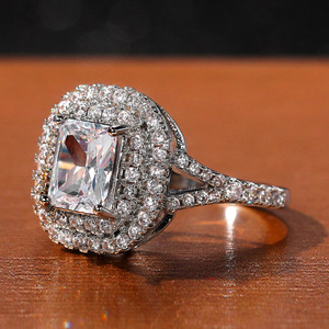 Anello di Lusso con Gemma Quadrata per Donne, Elegante Gioiello da Dito alla Moda - Product Image 2