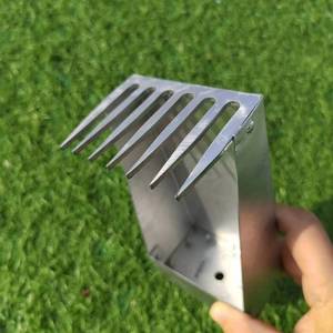 Outil de récolte de fruits galvanisé à bord lisse pour la cueillette des arbustes épineux et des baies - Product Image 1