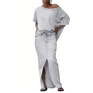 Ensemble 2 pièces en jean pour femme : haut court à épaules dénudées et jupe longue fendue sur le devant – Tenue tendance pour femme - Product Image 4