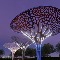 Sculpture d'arbre en métal coloré ajourée et perforée Vincentaa avec abri intégré et sièges intégrés pour place publique et parc