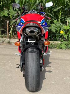 Motocyclettes haute performance propulsées par un moteur quatre cylindres en ligne de 1000 cm³ pour la conduite en ville et sur autoroute - Product Image 2