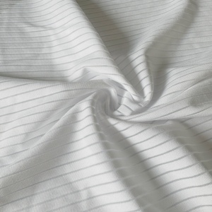 Tela de <span class=keywords><strong>punto</strong></span> de trama de malla de ajuste seco que absorbe la humedad teñida lisa de poliéster 100% ligera al por mayor de China para <span class=keywords><strong>Jersey</strong></span> de ciclismo - Product Image 1