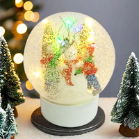 Globe à neige de Noël personnalisé en gros avec musique, souvenir moderne en résine en forme de bonhomme de neige pour la décoration de la maison et du bureau