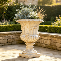 Urne de jardin classique européenne en résine, faite à la main et peinte à la main, style antique vieilli, avec piédestal et relief sculpté en forme de visage, pour villa