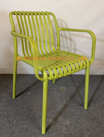 Chaise de salle à manger empilable en plastique avec accoudoirs, dossier ajouré à lattes, légère, pour intérieur, extérieur, patio, café, restaurant