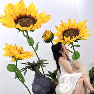Décorations de scène de mariage en papier fait à la main tournesols artificiels en plastique grande grande tête tournesol géant - Product Image 1