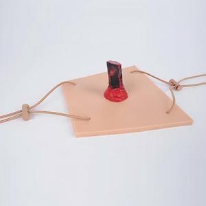 Modèle d'entraînement aux blessures pénétrantes des membres avec corps étranger intégré pour la formation aux premiers secours en cas d'urgence - Product Image 2