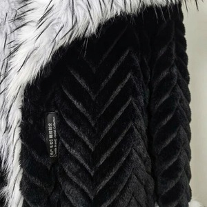 Cappotto Lungo Invernale da Donna in Finta Pelliccia, Design a Contrasto Nero e Bianco, Collo in Finta Pelliccia di <span class=keywords><strong>Volpe</strong></span>, Motivo a Spina di Pesce, Soprabito Caldo Personalizzabile OEM - Product Image 5