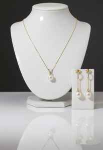 Pendientes colgantes de perlas y diamantes con brillo de oro de 18 quilates - Product Image 2