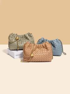 Sac Nuage Tressé à Chaîne Tendance pour Femme, Nouveau Design Simple et Original, Sac Bandoulière à Poignée Unique en Polyester - Product Image 5