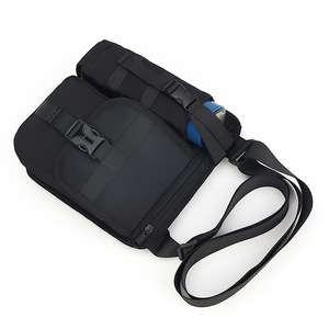 Bolso de hombro para hombre de 13 pulgadas, ligero, para viajes al aire libre, con bolsillo para botella de agua, color sólido - Product Image 2
