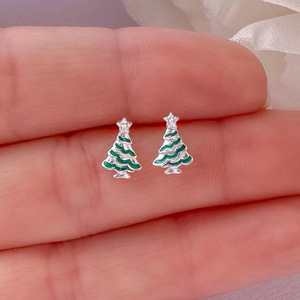 Orecchini a perno a forma di albero di Natale da donna, graziosi gioielli natalizi alla moda - Product Image 2