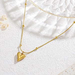 Collar con colgante de corazón hinchado de acero inoxidable en oro PVD de 18 quilates con cadena de hueso de serpiente con acento de cuentas | Impermeable e hipoalergénico - Product Image 2