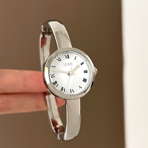 Montre-bracelet IEKE Disc Roman Fashion, élégante et décontractée, avec un petit bracelet doré, au design raffiné - Product Image 4