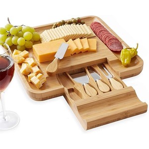 Venta al por mayor de charcutería de madera de bambú con logotipo personalizado y tabla para servir queso con juego de cubiertos - Product Image 4