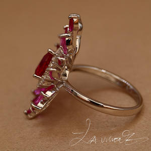 Anillo de Zafiro Blanco Sintético con Incrustaciones de Jade y Corindón Rojo de la Serie Counterattack, Joyería Vintage - Product Image 3