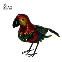 Ornement de jardin en fer peint à la main, perroquet rouge et vert, oiseaux en métal pour la décoration du jardin avec accent peint lumineux