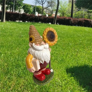 Ornamento Gnomo da Giardino a Forma di Girasole, Decorazione Impermeabile per Esterni, Cortili e Terrazze. Realizzato in Resina Resistente alle Intemperie - Product Image 6