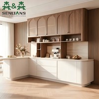 Buffet mural modulaire personnalisé avec détails cintrés pour projet d'appartement de luxe