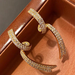 Orecchini di Lusso in Oro 18K con Diamanti, Taglio Brillante Rotondo, Colore G, Diamanti Naturali, Gioielli da Festa, Stile Lussuoso - Product Image 4