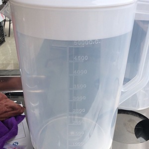 Jarra de agua fría de plástico de 5000 cc graduada con tapa sin BPA para adultos y camping - Product Image 1