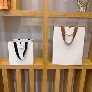 Eco-Friendly Custom Logo <b>Wedding</b> Candy Shopping <b>Bag</b> Packaging Paper <b>Gift</b> <b>Bag</b> Clothing Shop Paper <b>Bags</b> with Hang Tag - Product Image 5