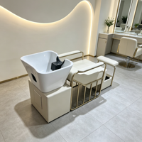 Fauteuil de lavage de luxe moderne pour salon avec bac en céramique blanc, cadre en métal doré, lit de lavage en cuir PU avec bac séparé