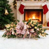 Guirlande de Noël rose à fleurs et feuilles dorées, 60 cm, avec verdure de pin et ornements pour présentation de Noël en magasin