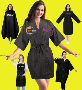 Robe de salon personnalisée avec logo brodé, cape pour client, blouse de <span class=keywords><strong>coupe</strong></span> de cheveux avec lien réglable pour la <span class=keywords><strong>coupe</strong></span> de cheveux, le coiffage - Product Image 1