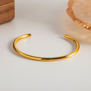 Brazalete Abierto de Acero Inoxidable Chapado en Oro de 18K de Inspiración Francesa para Mujer JDB201300 - Product Image 2