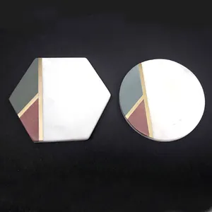 Dessous de verre hexagonal en marbre blanc, 15 cm, roche ronde et hexagonale, avec incrustation de pierre en mélamine, de couleur rouge et verte avec incrustation de bande en laiton doré