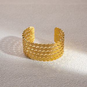 กำไลข้อมือสแตนเลสสตีลลายฉลุชุบทอง 18K สำหรับผู้หญิง เครื่องประดับแฟชั่นสำหรับงานปาร์ตี้ - Product Image 3