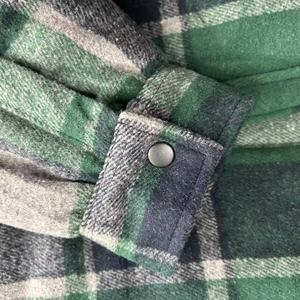 Veste de chemises à carreaux en flanelle boutonnée à manches longues pour hommes, teint en fil de polyester avec doublure <span class=keywords><strong>matelassée</strong></span> pour logo d'hiver <span class=keywords><strong>sur</strong></span> le devant - Product Image 4