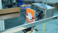 Machine d'étiquetage semi-automatique pour coins de boîtes, applicateur d'étiquettes de sécurité à angle droit pour cartons