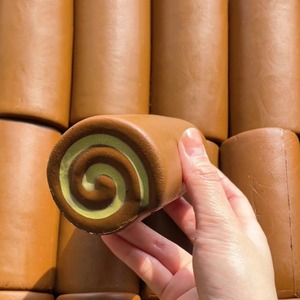 Jouet à presser en PU en forme de gâteau roulé au chocolat 10*5cm, super doux, simulation alimentaire, rebond lent, anti-stress, jouet de décompression souple - Product Image 2