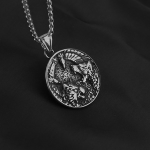 จี้สร้อยคอผู้ชายสไตล์นอร์ดิกวินเทจ ทำจากสแตนเลส ลายวิคกิ้ง เซลติก หมาป่า นกกา - Product Image 3
