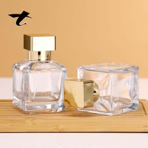 Flaconi di Profumo in Vetro Trasparente da 70ml, Forma Quadrata Unica, Tappo Dorato, Capacità 100ml, Serigrafia, Erogatore a Pompa - Product Image 3
