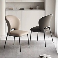 Chaise de salle à manger moderne pour cuisine, revêtement aspect cuir, dossier incurvé, pieds en métal, siège ergonomique, durable, imperméable pour la maison et l'hôtel